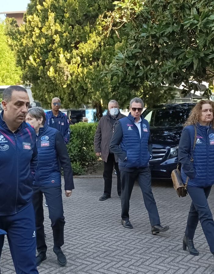 Funerali Ituma: folla fuori dalla chiesa un'ora prima esequie
