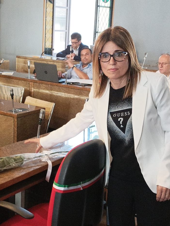 Un minuto di silenzio e una rosa bianca in consiglio comunale per ricordare Giulia Tramontano