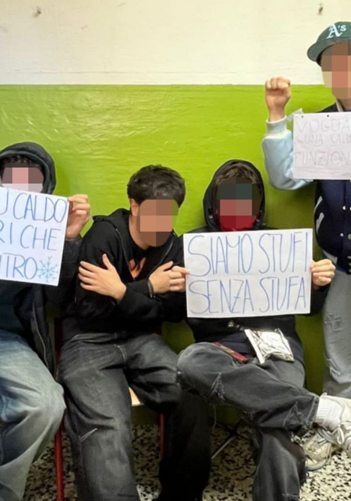 Freddo nelle aule, gli studenti non ci stanno più: “Fa più caldo fuori che dentro”
