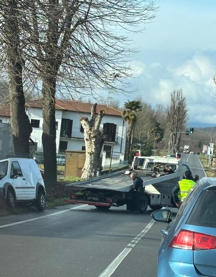 Perde il controllo dell’auto e finisce contro un albero a Borgo Ticino
