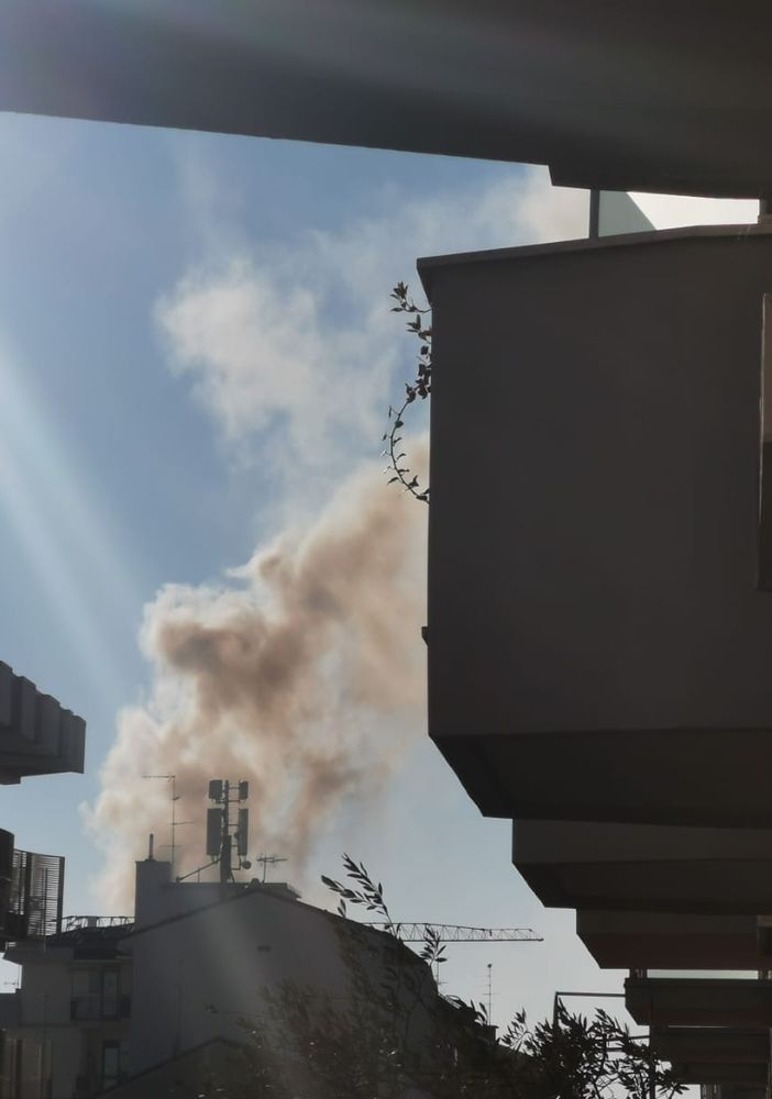 Fiamme e paura in via Ranzoni: incendio nel sottotetto di un palazzo al Sacro Cuore