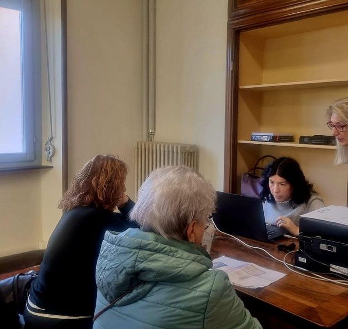 Arona: grande afflusso allo sportello comunale per il risparmio sulla bolletta della luce