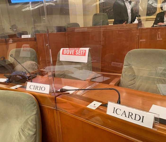 Gioco d'azzardo, bagarre in Consiglio: arriva il &quot;canguro&quot; e le opposizioni occupano l'aula