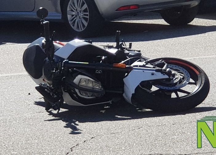Giornata nera per i motociclisti, 2 uomini a terra per olio e terriccio sulla strada