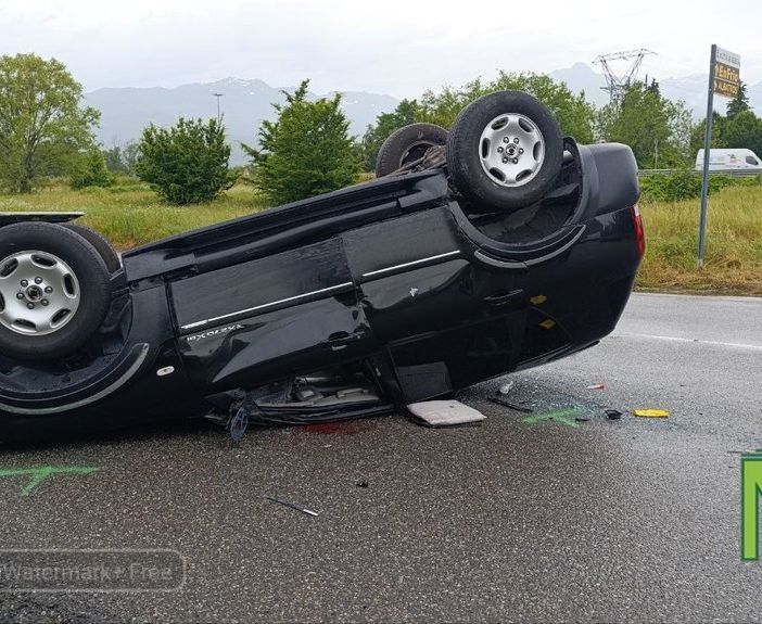 Cronaca nord-ovest: scontro tra due auto a Ponderano, una si ribalta: coppia finisce in ospedale FOTO
