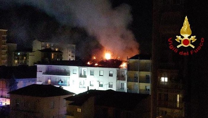 Spaventoso incendio nel centro di Vercelli