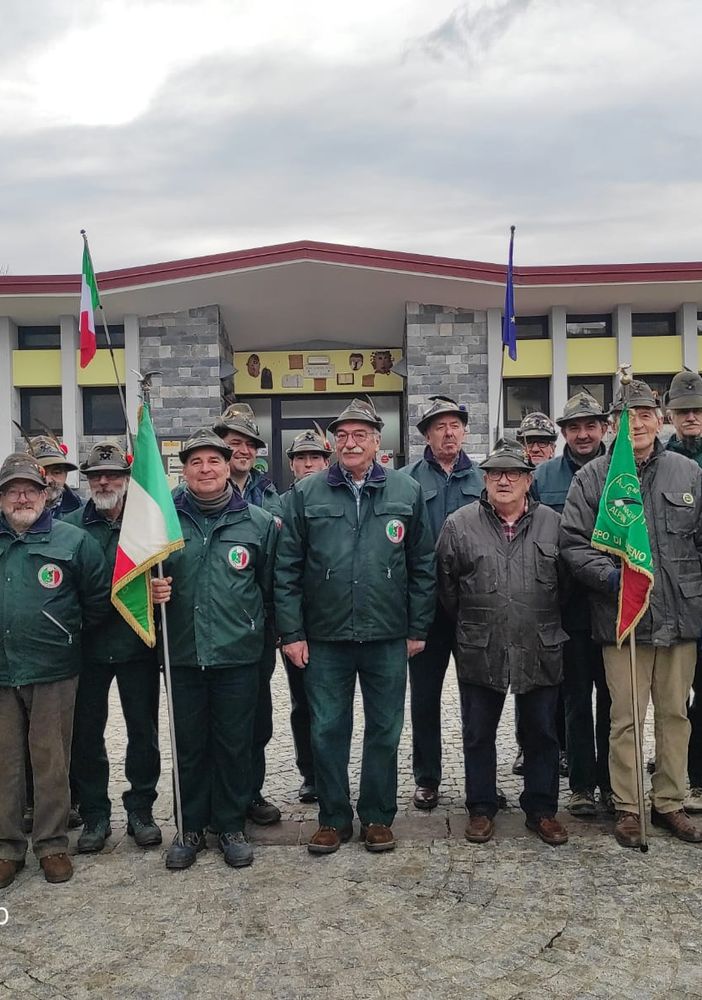 Borgomanero e Laveno Mombello celebrano 37 Anni di amicizia alpina