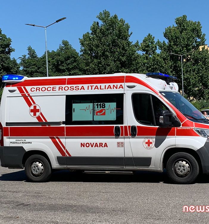 Episodio insolito in centro città: uomo completamente nudo causa scompiglio in farmacia