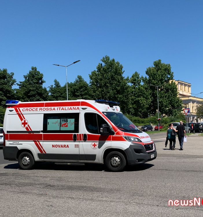 Ferito a coltellate in strada a Novara, si cerca l’aggressore