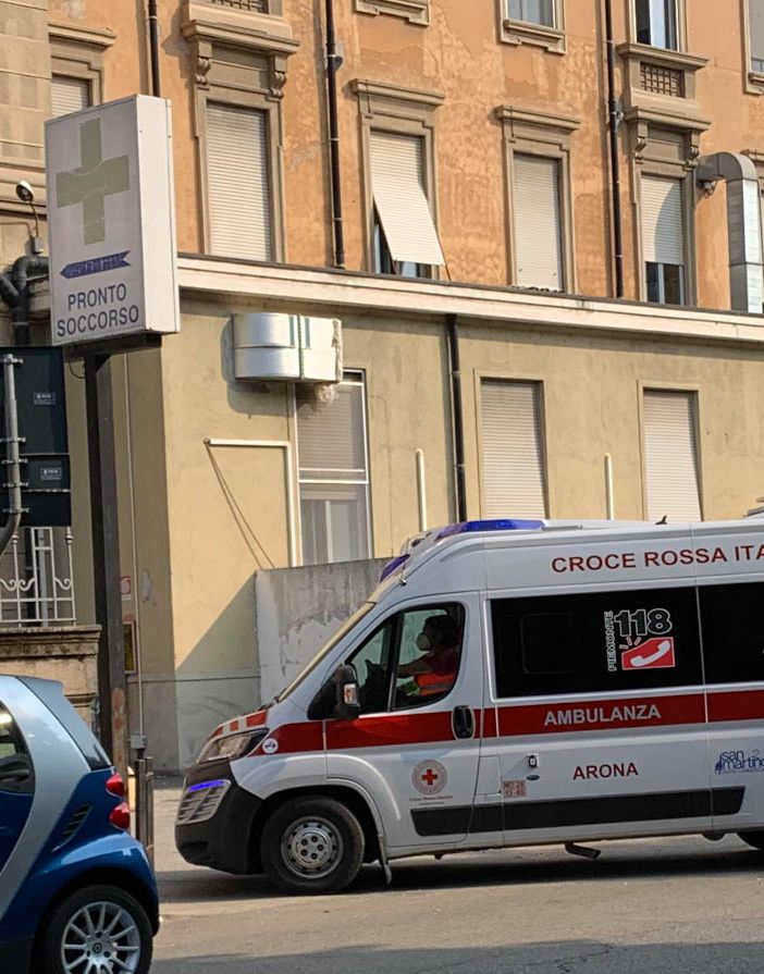 Investita da un'auto a Novara mentre attraversa la strada con il cane: donna in condizioni critiche