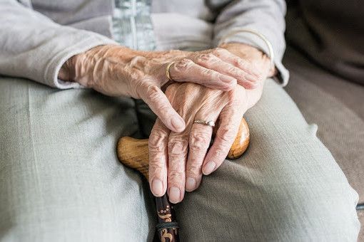 Metà dei datori di lavoro di badanti e babysitter chiedono aiuti economici