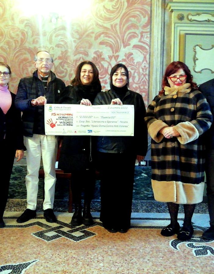 Trecate dona 2 mila euro al Centro antiviolenza