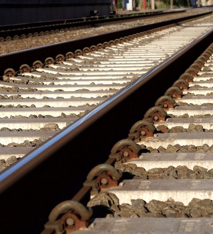 Uomo muore travolto dal treno alla stazione di Legnano: taffico ferroviario in tilt