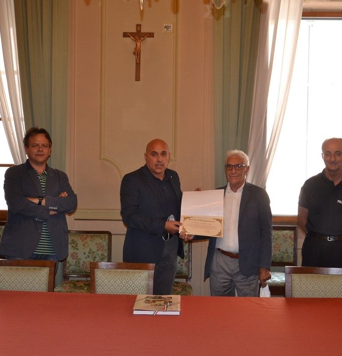 Borgomanero premia Carmelo Rodà, decano dei barbieri
