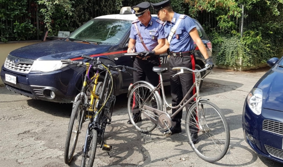 Ladri di biciclette in azione. Ma i carabinieri li scoprono