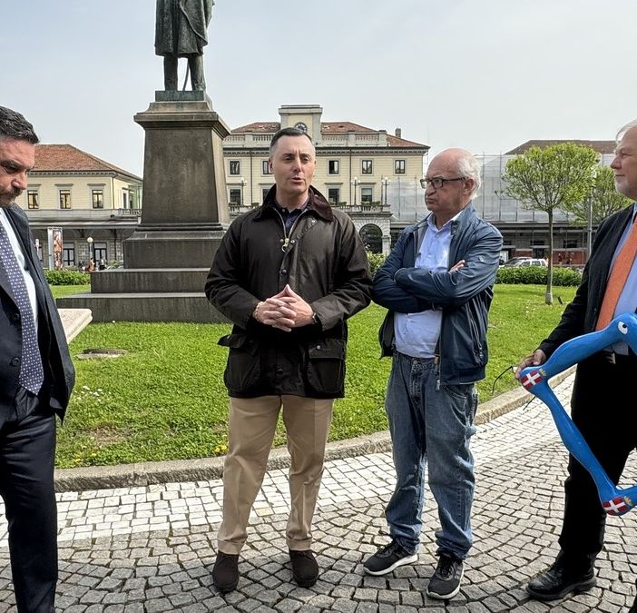 Nuova installazione artistica di Corrado Bonomi nella Piazza della Stazione