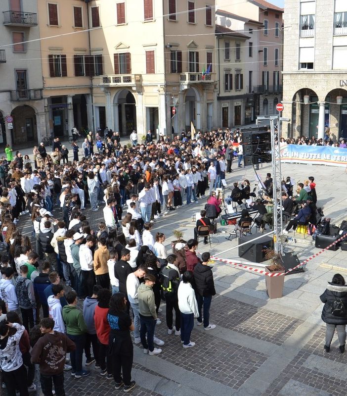 A Borgomanero flash mob per la pace