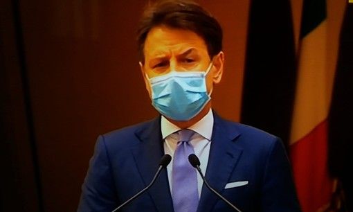 Conte: “Faremo il possibile per proteggere salute ed economia. Pronti indennizzi a fondo perduto per settori colpiti”