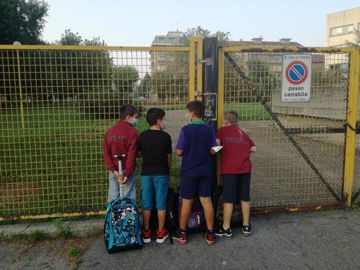 La ripartenza alle elementari: gioia e uno sventolio bianco di autocertificazioni