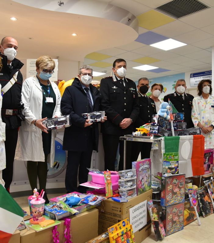 Donati dai Carabinieri giochi e materiale didattico per la Pediatria