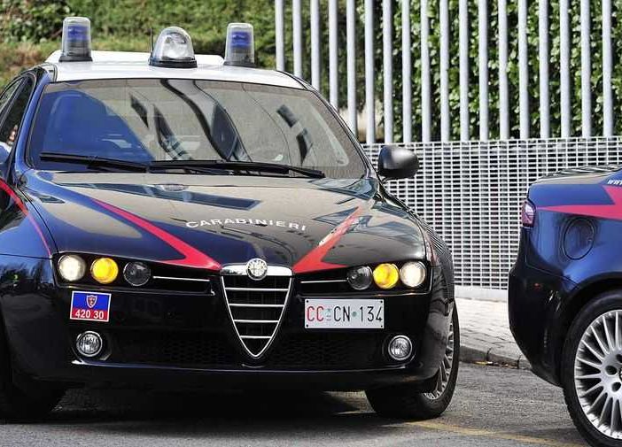 Dal Nord Ovest. Senza patente, a bordo di un'auto sotto sequestro, fugge all'Alt dei Carabinieri