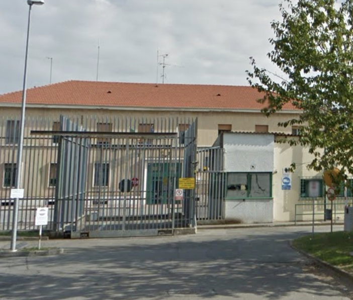 Novara, detenuto straniero prima lancia candeggina contro agente poi minaccia e si scaglia contro un poliziotto