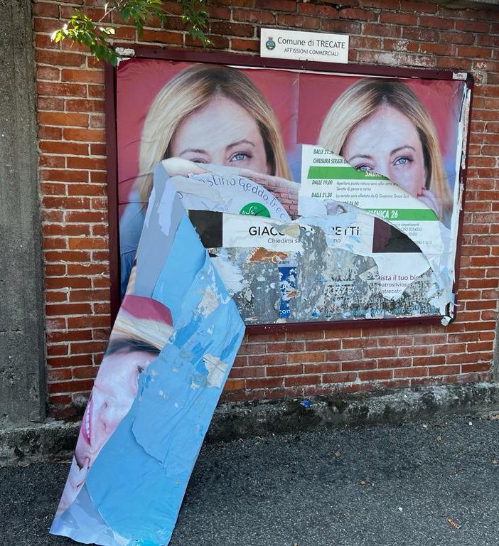 A Trecate strappati i cartelli elettorali di Giorgia Meloni