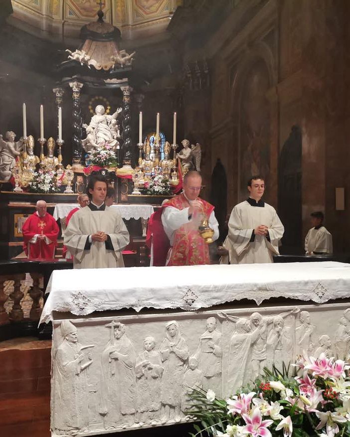 Celebrata la messa dai sacerdoti trecatesi
