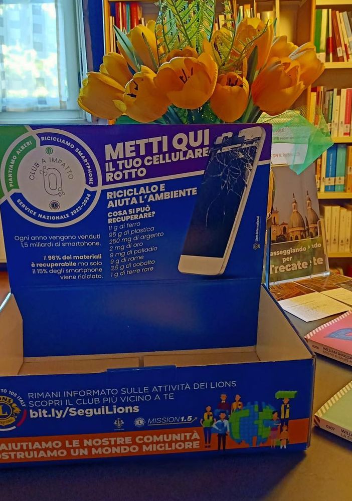 In biblioteca raccolta di cellulari dismessi
