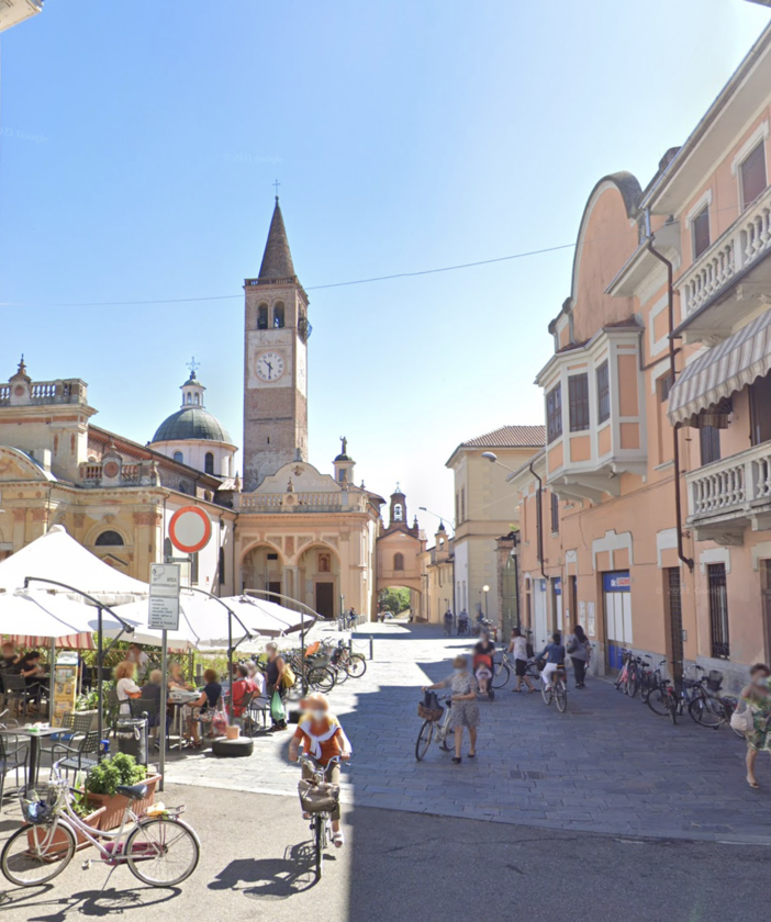 Cerano, stop al gioco del pallone in Piazza Crespi