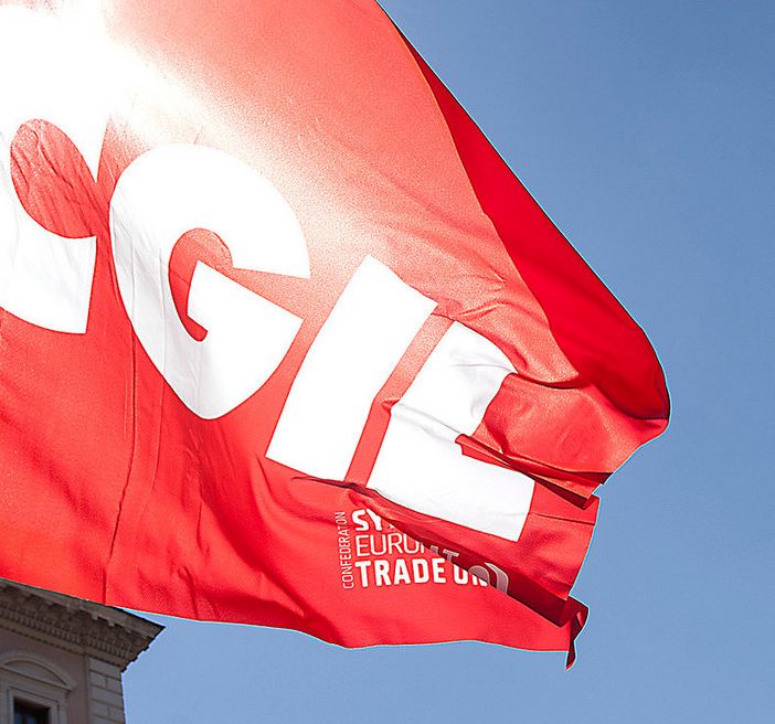 Cgil risponde a Crivelli: &quot;Non vogliamo uscirne (di)stesi!&quot;