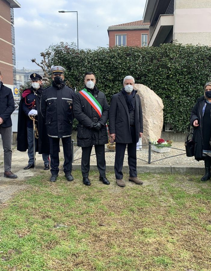 Novara, doppio “sfregio” al cippo in memoria del poliziotto ucciso