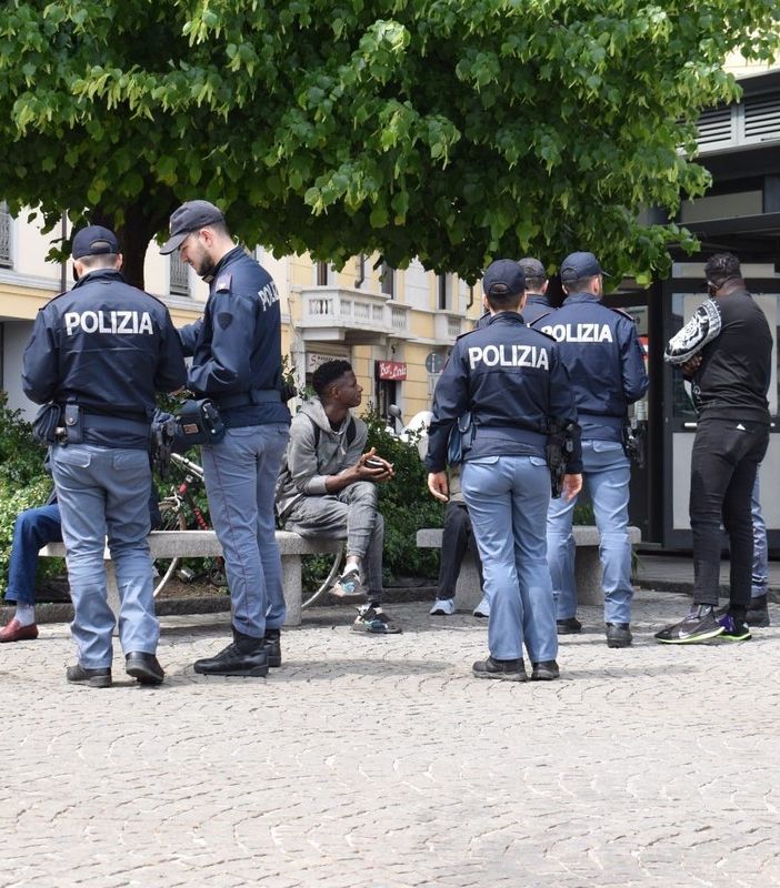 Polizia di stato e polizia locale chiudono un afro market abusivo