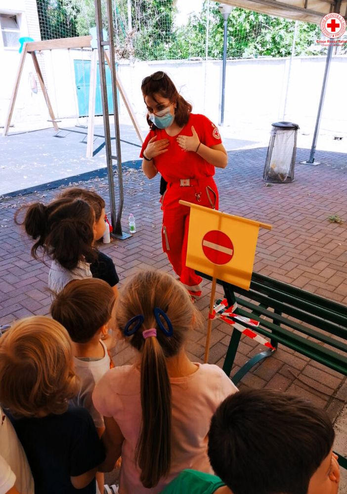 A scuola di sicurezza stradale con i giovani volontari Cri
