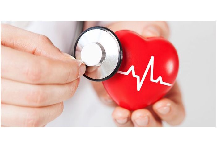 Dalla Cardiologia dell’Aou un defibrillatore in piazza Duomo a Novara