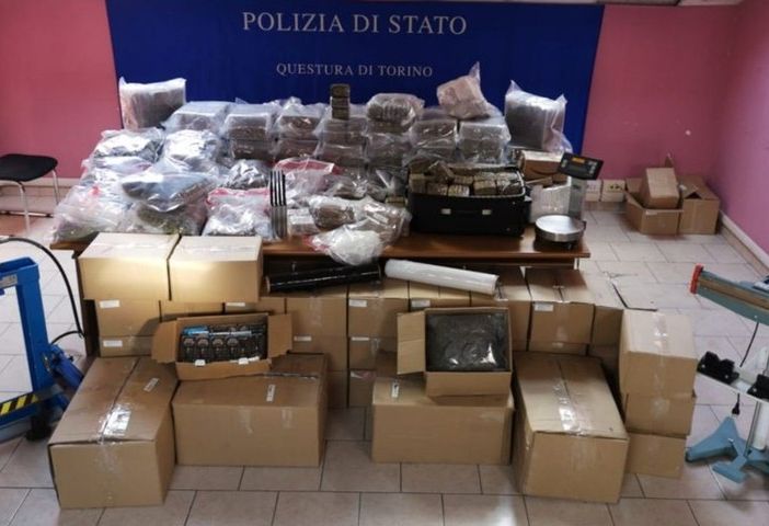 Dal Nord Ovest. Brandizzo, con il furgone dell'autofficina trasportava hashish: sequestrati 300 Kg di droga. VIDEO