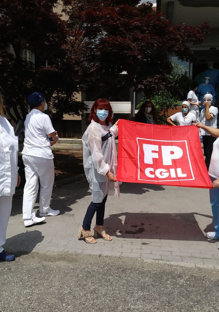Flash mob davanti a due luoghi simbolo nel novarese della tragedia della pandemia