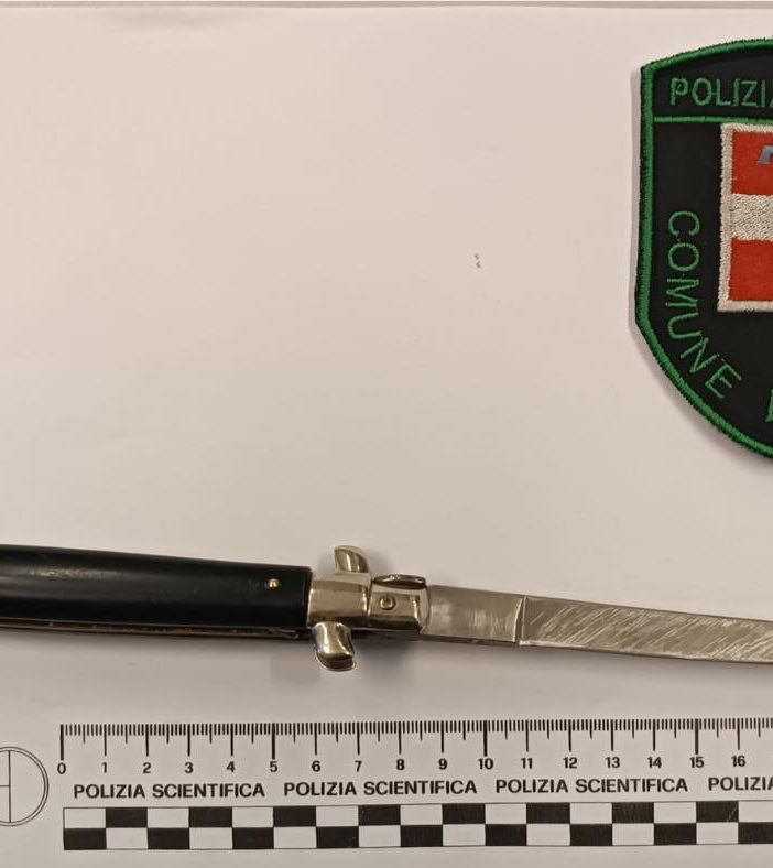Guida in stato di ebbrezza e porto abusivo d’arma: denunciato un 58enne
