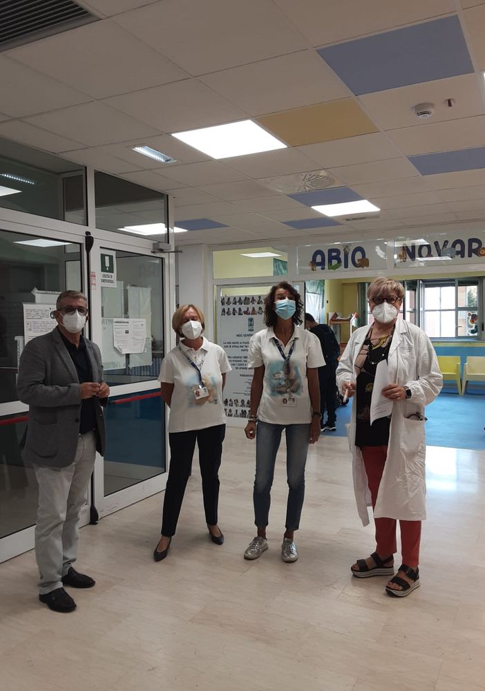 Associazione Abio dona alla Pediatria le panche per la sala d'aspetto