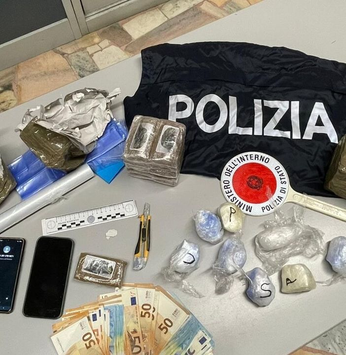 Arrestato un uomo per spaccio, in casa aveva mezzo chilo di cocaina, 2 chili di hashish e 8mila euro in contanti