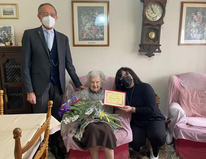 Festa della Mamma, il Comune di Terecate ha portato gli omaggi a Luciana Porzio