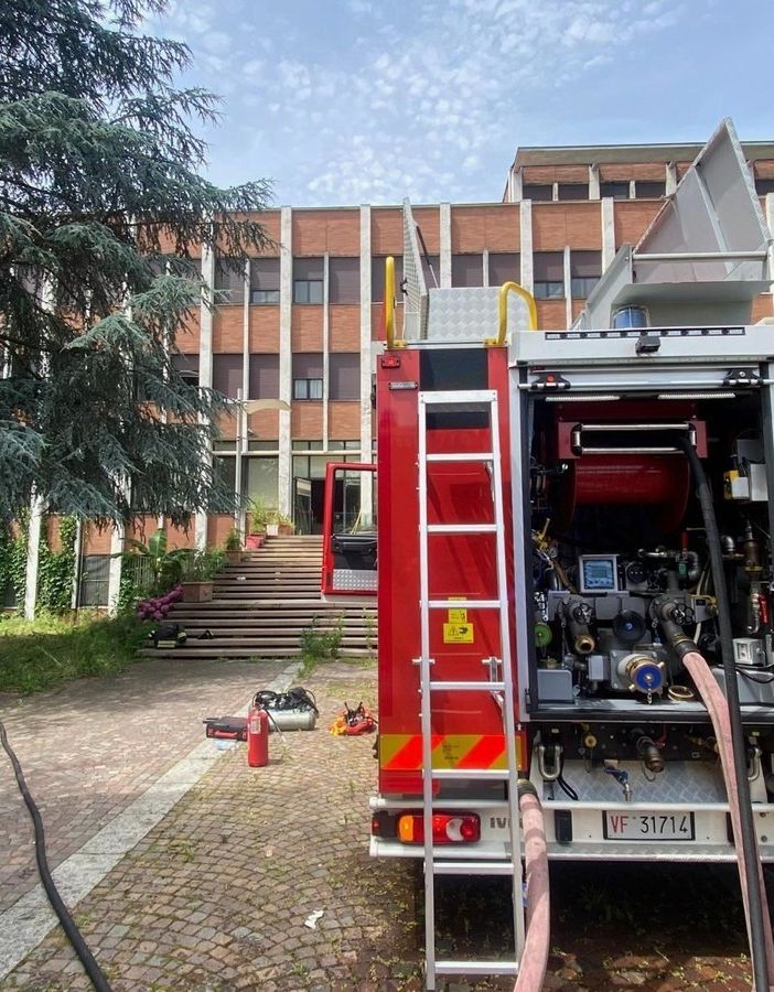Incendio nel vecchio seminario di Novara: danni limitati dopo l'accensione di un fornelletto