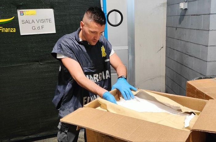 La Finanza di Varese stronca il mercato dell'ecstasy in Europa: sequestrati oltre sei tonnellate di sostanza per produrre 63 milioni di pasticche. Le indagini partite da Malpensa