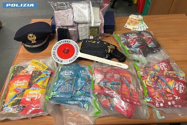 Sigarette elettroniche con resina liquida di marjuana e due chili e mezzo di hashish, arrestato un uomo