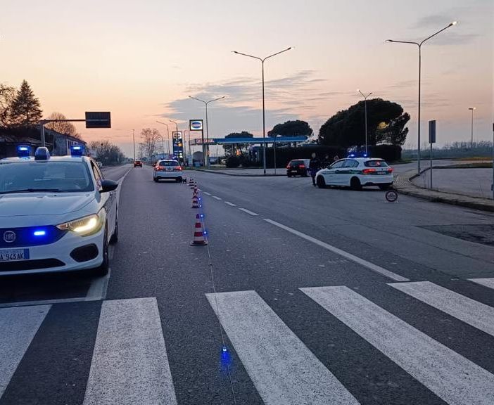Trecate: ‍folle corsa in auto per le vie del centro, la polizia locale arresta un ventunenne