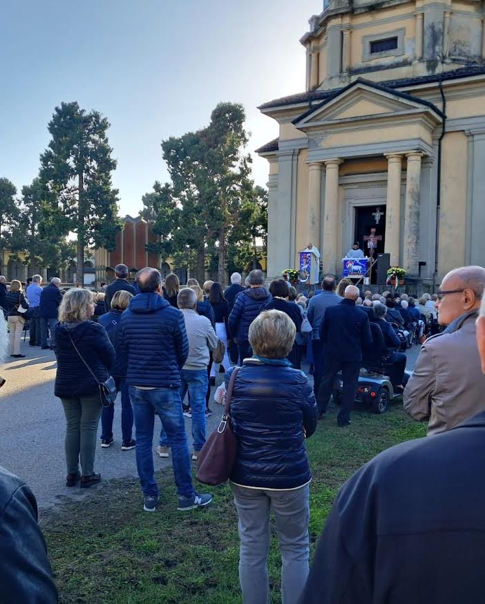 Trecate celebra i defunti: grande partecipazione alle funzioni al cimitero comunale