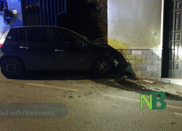 Dal Nord Ovest. Biella, 32enne si schianta contro casa: era senza assicurazione e con patente sospesa