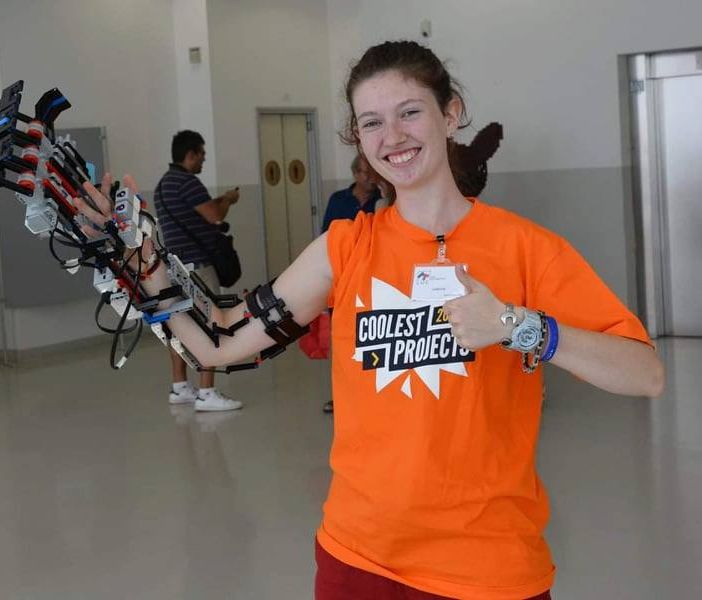 È italiana la giovane inventrice della mano robotica realizzata in mattoncini lego