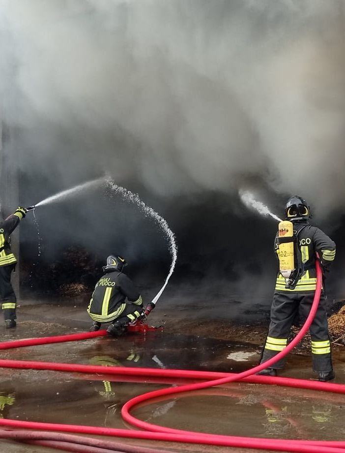Sillavengo: a fuoco un deposito di rotoballe di fieno