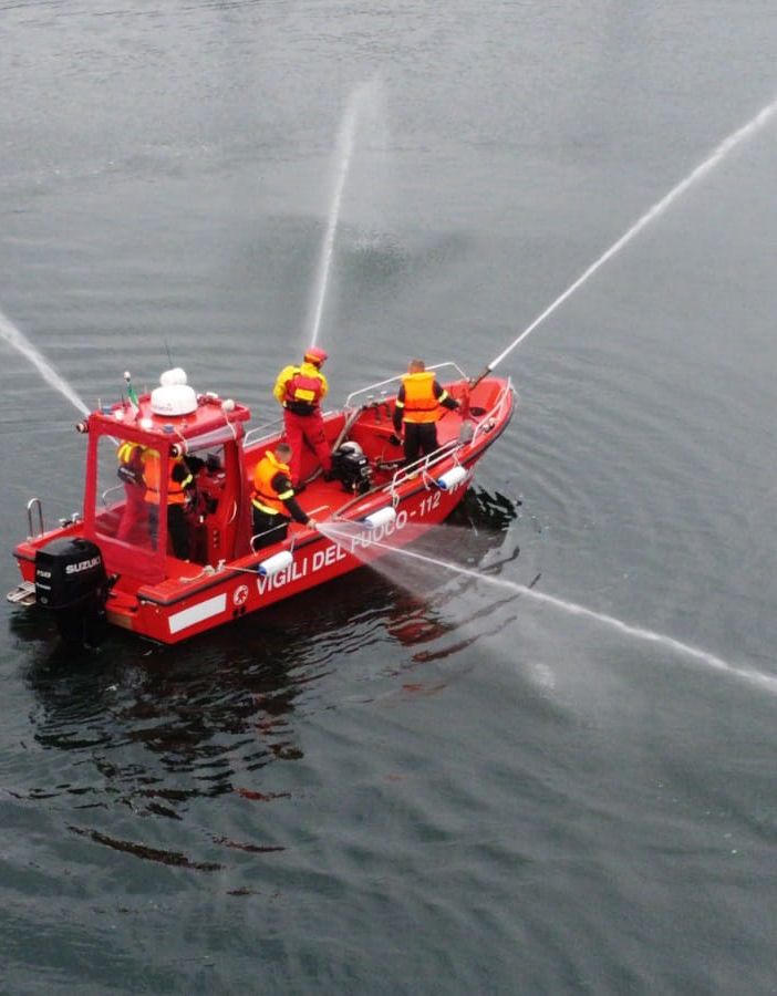 Arona: recuperata dai vigili del fuoco una barca alla deriva